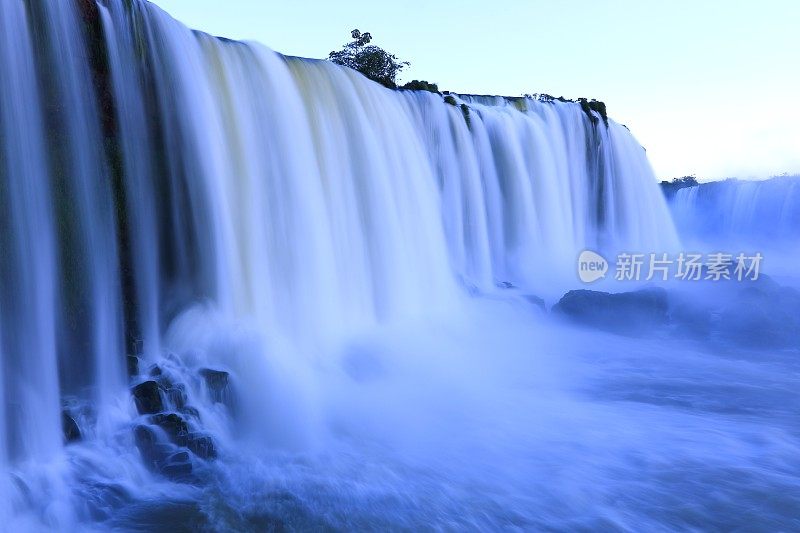 晚上的伊瓜苏瀑布-巴西/阿根廷，南美